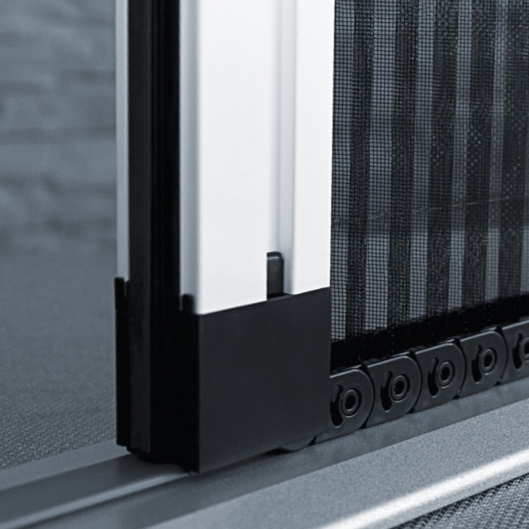 low treshold retractable fly screen